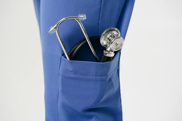 Quels conseils pratiques pour gérer les douleurs lombaires fréquentes pendant la grossesse ?